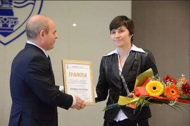 16 януари 2015 година. Тогавашният кмет Пламен Стоилов награждава победителката в анкетата за Спортист на Русе през 2014 година Стойка Петрова.            Снимка: Архив „Утро“