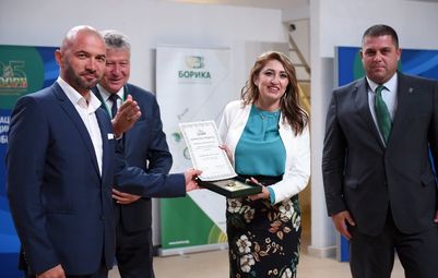 Финансовият директор на „Булмаркет“ Александър Цвятков приема наградата.                                                Снимка: „Булмаркет“