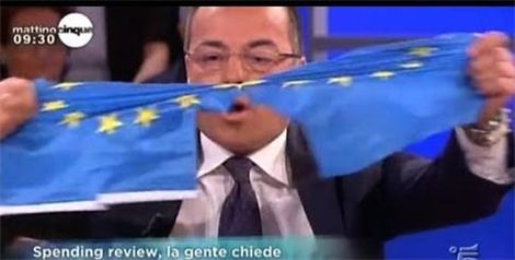Италиански депутат се изсекна в знамето на ЕС: Тази Европа ме отвращава /видео/