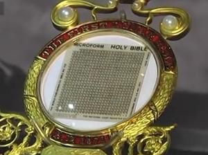 Библия, пътувала до Луната, се продаде за 75,000 долара (видео)