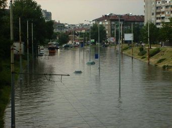 Над 100 сигнала за наводнени улици и сгради след края на бурята