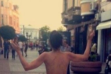 Полицаи преследват чисто гола жена из цял Пловдив