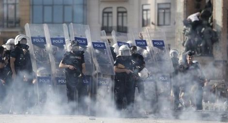 Един загинал и десет ранени при новите сблъсъци в Истанбул