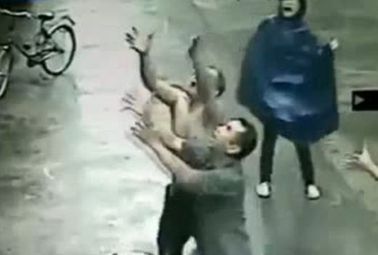 Спиращ дъха момент: Случаен минувач хвана бебе, паднало от прозорец (видео)