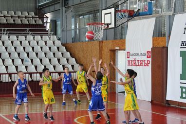 Баскетболен фестивал събра над 70 деца в зала „Дунав“