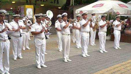 Духовият оркестър на флота изнася спектакъла „Вълни“ в Русе