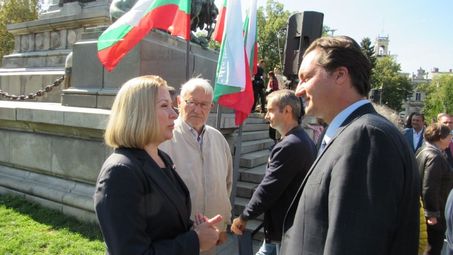Надежда Йорданова и Крум Зарков проведоха неформален разговор пред Паметника на Свободата.        Снимка: Русе Медиа