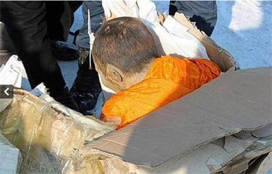 Откриха мумифициран монах на 200 години. Будисти: Все още е жив, медитира