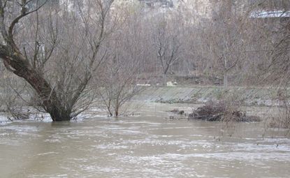 Река Стряма скъса дига, може да залее цяло село и АМ "Тракия"