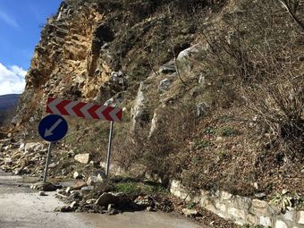 Над 1000 кубика скали затвориха пътя Кричим-Девин