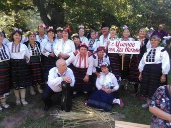 Чилновските баби пеят и наричат  на юбилеен фестивал във Фуенхирола