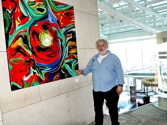 Светлозар Недев пред едно от своите абстрактни произведения. 					      Снимка: Интернет