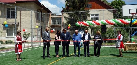Ротарианци дариха многофункционална спортна площадка на българчета в Кишинев