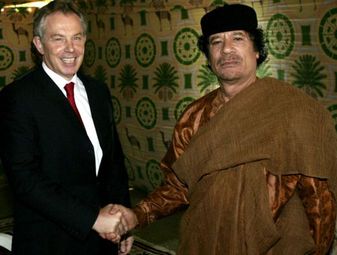 Блеър подшушнал на Муамар Кадафи „Скрий се” в навечерието на интервенцията на НАТО в Либия