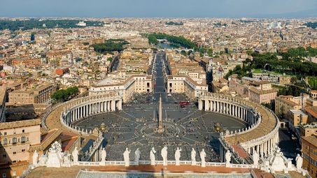 Скандал във Ватикана: Католически сановник си призна, че е гей