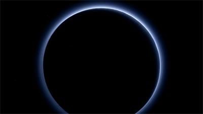 Сензация: Небето на Плутон е синьо. Има и лед