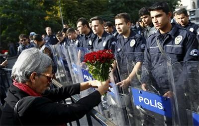 Хиляди се събраха в Анкара в памет на жертвите от атентата