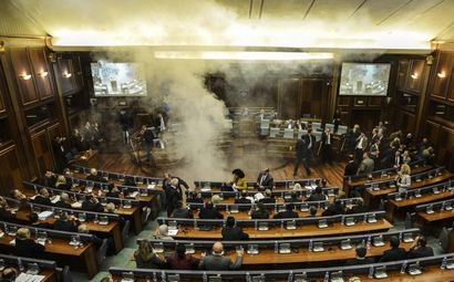 Косовски депутати отново пуснаха сълзотворен газ в парламента