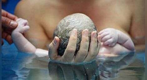 Раждането във вода е опасно за здравето