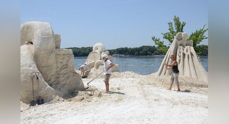 Откриватели и приказни мотиви от пясък остават на кея цяло лято