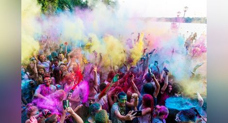 Цветен прах обсипа кея на младежки фестивал