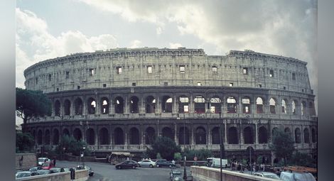 Колизеума (Амфитеатър на Флавиите), чиито строеж започва през 72 г. по времето на Веспасиан, бива завършен от сина му Тит през 80 г. 