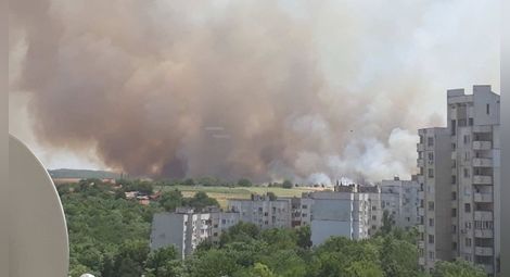Пожар гори близо до жилищни сгради в Плевен