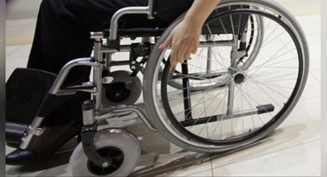 Назначават 10 хил. асистенти да помагат на хора с увреждания и възрастни