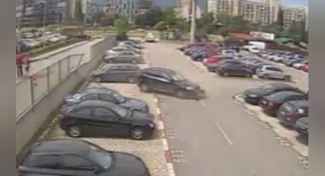 Volvo прелетя през ограда на софийски мол и се потроши (видео)
