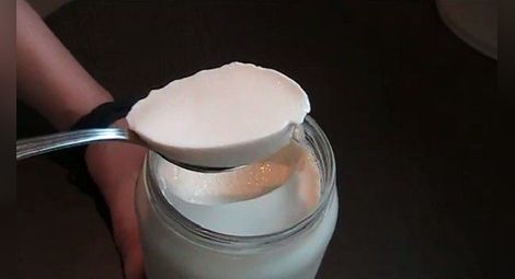 Доказват в лаборатория, че киселото мляко в новите опаковки запазва качествата си