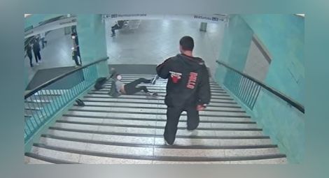 Хванаха мъжа, ритнал 38-годишен по стълбите на метрото в Берлин (Видео)