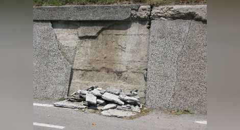 Нови бетонни парчета от жп моста се стовариха по „Липник“