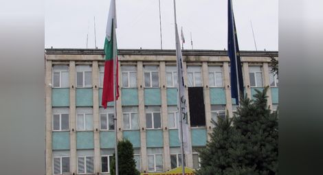 Кметството в Бяла спусна черен флаг и свали наполовина знамената на общината, на България и на ЕС в знак на траур.