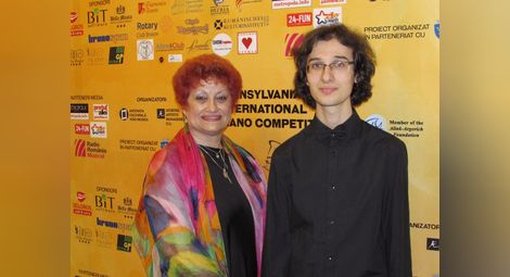Николай Димитров заедно с преподавателката си Даниела Кюркчиева в Брашов.                                       Снимка/ Личен архив
