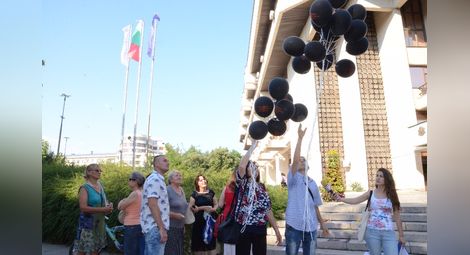 Черни балони като символ на загиналите във войната на пътя полетяха над Русе
