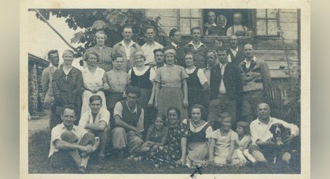 П. Чивиков (четвъртия отляво надясно, най-горен ред) и бъдещата му съпруга София (най-долу, посочената с кръстче) в Грац, Австрия.