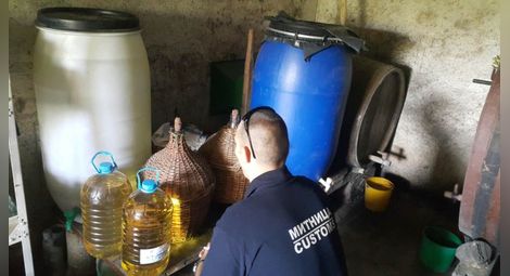 266 литра домашна ракия по обява в интернет задържаха в Лом