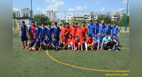 Футболистите на „Априлов“ с купата „Ангел Кънчев“
