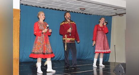 Руски романси и популярни песни  пеят в Щръклево артисти от Сибир