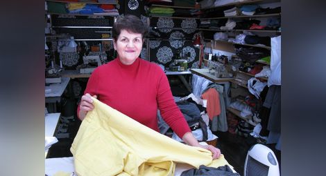 Украинка в Израел учи Гюла на тънкостите на шивашкия занаят