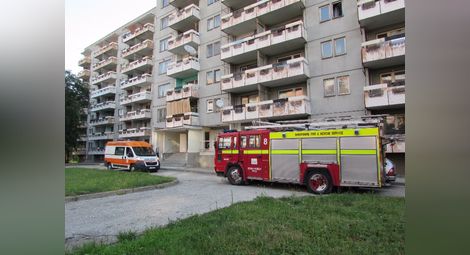 Пожарникари спасиха паднала в дома си безпомощна жена инвалид