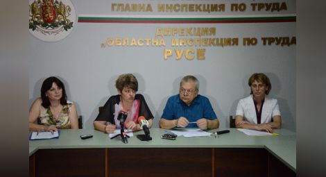 Ирена Николаева /втората отляво надясно/ отчете дейността на трудовите инспектори на пресконференция вчера .                                                                                         Снимка: Красимир СТОЯНОВ