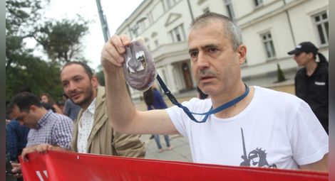 Прокуратурата отклони вниманието от КТБ със суджука, обяви Христо Иванов на протест пред НС