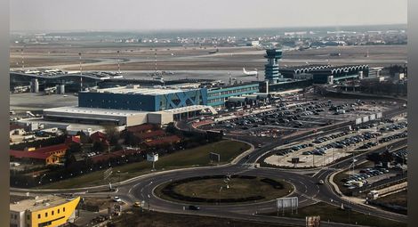 Румънец забави полет с близо три часа с фалшив сигнал за бомба в багажа