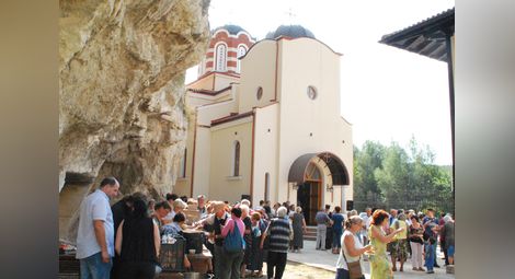 Първи храмов празник чества  църквата в Басарбовската обител