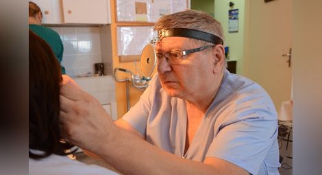 Д-р Цветан Данев преглежда пореден пациент за отит в ухото. Снимки:Красимир СТОЯНОВ