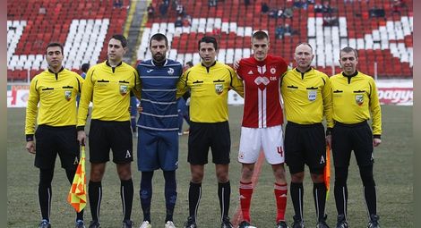 Ангел Ангелов с капитаните на ЦСКА и „Дунав“ преди началото на онзи мач в София. 