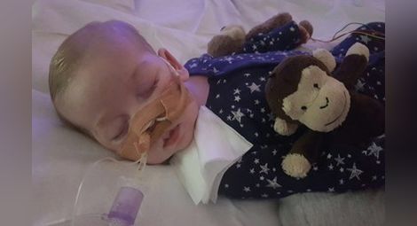 Страдащото от рядка болест британско бебе Чарли Гард почина