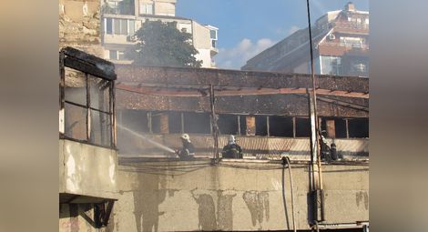 Два часа пожарникарите се бориха с огъня, който нанесе сериозни поражения на двуетажната сграда на гребната база. 							           Снимки: Утро