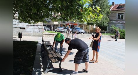 Зам.-кметът Наталия Кръстева инспектира поставянето на новите пейки на ларгото. 	           Снимка: Община Русе